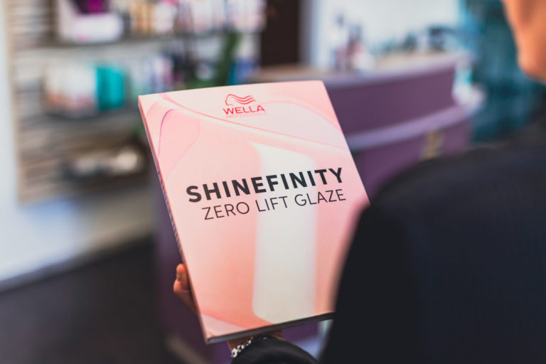 Wir bieten Shinefinity Haarfarben von Wella an